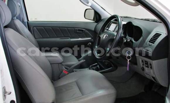 Sayi Na hannu Toyota Hilux White Mota in Maseru a Maseru Sayi Na hannu Toyota Hilux White Mota in Maseru a Maseru