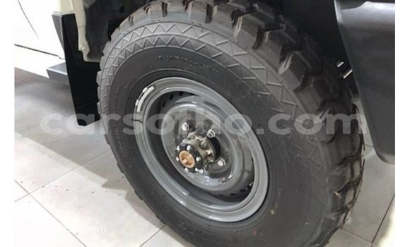 Sayi Imported Toyota Land Cruiser White Mota in Import - Dubai a Maseru Sayi Imported Toyota Land Cruiser White Mota in Import - Dubai a Maseru