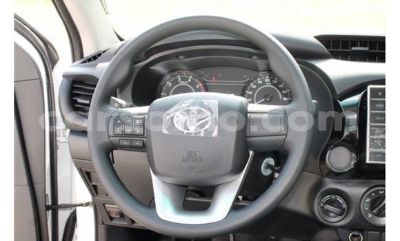 Sayi Imported Toyota Hilux White Mota in Import - Dubai a Maseru Sayi Imported Toyota Hilux White Mota in Import - Dubai a Maseru