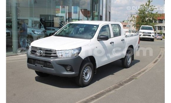Sayi Imported Toyota Hilux White Mota in Import - Dubai a Maseru Sayi Imported Toyota Hilux White Mota in Import - Dubai a Maseru