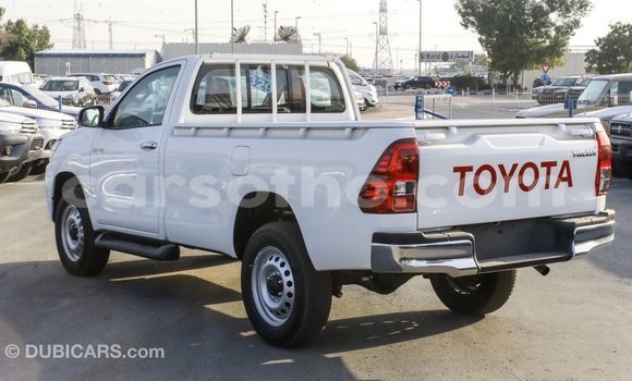 Sayi Imported Toyota Hilux White Mota in Import - Dubai a Maseru Sayi Imported Toyota Hilux White Mota in Import - Dubai a Maseru