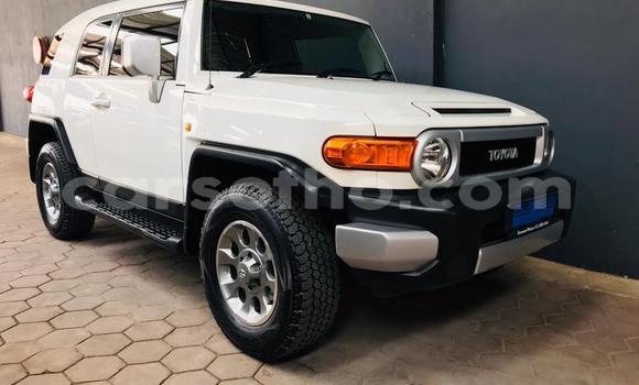 Sayi Na hannu Toyota FJ Cruiser White Mota in Maseru a Maseru Sayi Na hannu Toyota FJ Cruiser White Mota in Maseru a Maseru