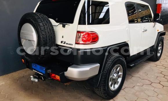 Sayi Na hannu Toyota FJ Cruiser White Mota in Maseru a Maseru Sayi Na hannu Toyota FJ Cruiser White Mota in Maseru a Maseru