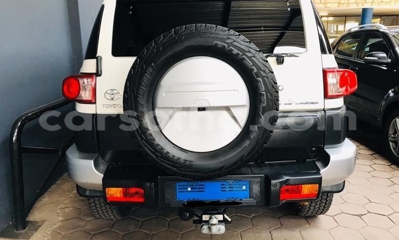 Sayi Na hannu Toyota FJ Cruiser White Mota in Maseru a Maseru Sayi Na hannu Toyota FJ Cruiser White Mota in Maseru a Maseru