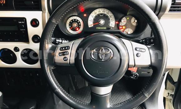 Sayi Na hannu Toyota FJ Cruiser White Mota in Maseru a Maseru Sayi Na hannu Toyota FJ Cruiser White Mota in Maseru a Maseru