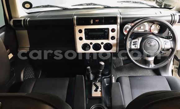 Sayi Na hannu Toyota FJ Cruiser White Mota in Maseru a Maseru Sayi Na hannu Toyota FJ Cruiser White Mota in Maseru a Maseru