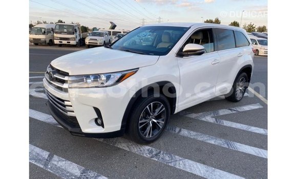 Sayi Imported Toyota Highlander White Mota in Import - Dubai a Maseru Sayi Imported Toyota Highlander White Mota in Import - Dubai a Maseru