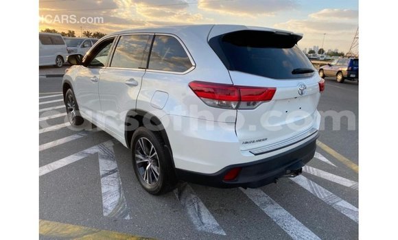 Sayi Imported Toyota Highlander White Mota in Import - Dubai a Maseru Sayi Imported Toyota Highlander White Mota in Import - Dubai a Maseru