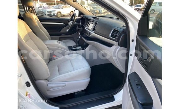 Sayi Imported Toyota Highlander White Mota in Import - Dubai a Maseru Sayi Imported Toyota Highlander White Mota in Import - Dubai a Maseru