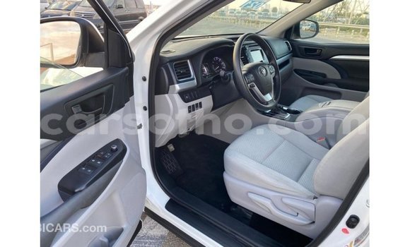 Sayi Imported Toyota Highlander White Mota in Import - Dubai a Maseru Sayi Imported Toyota Highlander White Mota in Import - Dubai a Maseru