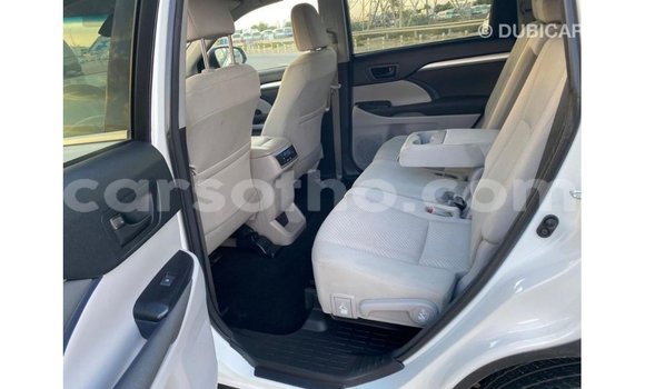 Sayi Imported Toyota Highlander White Mota in Import - Dubai a Maseru Sayi Imported Toyota Highlander White Mota in Import - Dubai a Maseru