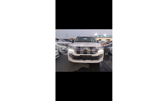 Sayi Imported Toyota Land Cruiser White Mota in Import - Dubai a Maseru Sayi Imported Toyota Land Cruiser White Mota in Import - Dubai a Maseru