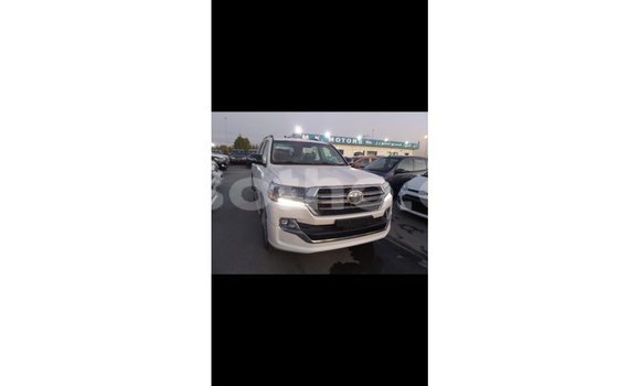 Sayi Imported Toyota Land Cruiser White Mota in Import - Dubai a Maseru Sayi Imported Toyota Land Cruiser White Mota in Import - Dubai a Maseru