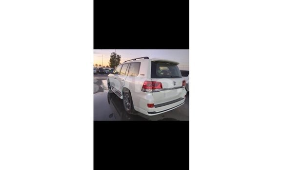 Sayi Imported Toyota Land Cruiser White Mota in Import - Dubai a Maseru Sayi Imported Toyota Land Cruiser White Mota in Import - Dubai a Maseru