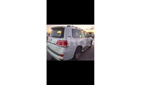 Sayi Imported Toyota Land Cruiser White Mota in Import - Dubai a Maseru Sayi Imported Toyota Land Cruiser White Mota in Import - Dubai a Maseru
