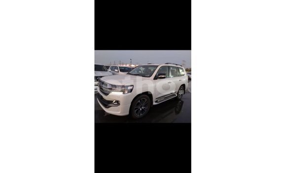 Sayi Imported Toyota Land Cruiser White Mota in Import - Dubai a Maseru Sayi Imported Toyota Land Cruiser White Mota in Import - Dubai a Maseru