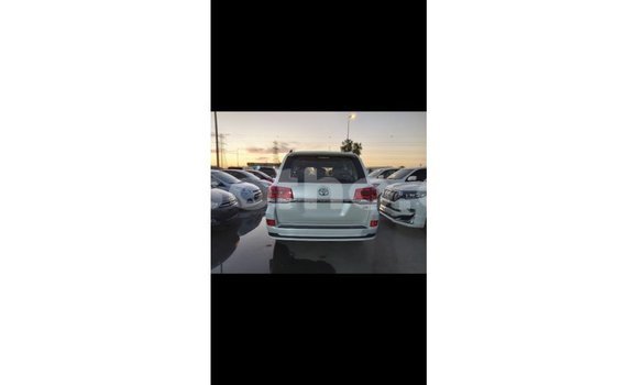 Sayi Imported Toyota Land Cruiser White Mota in Import - Dubai a Maseru Sayi Imported Toyota Land Cruiser White Mota in Import - Dubai a Maseru