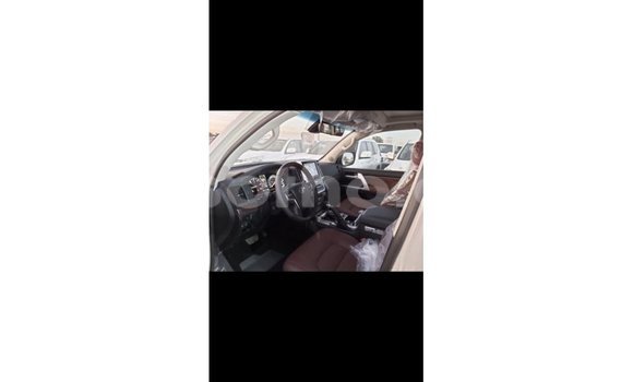 Sayi Imported Toyota Land Cruiser White Mota in Import - Dubai a Maseru Sayi Imported Toyota Land Cruiser White Mota in Import - Dubai a Maseru