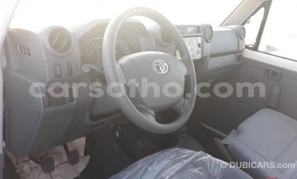 Acheter Import Voiture Toyota Land Cruiser Blanc à Import - Dubai, Maseru Acheter Import Voiture Toyota Land Cruiser Blanc à Import - Dubai, Maseru