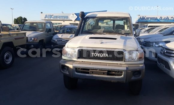 Acheter Import Voiture Toyota Land Cruiser Blanc à Import - Dubai, Maseru Acheter Import Voiture Toyota Land Cruiser Blanc à Import - Dubai, Maseru
