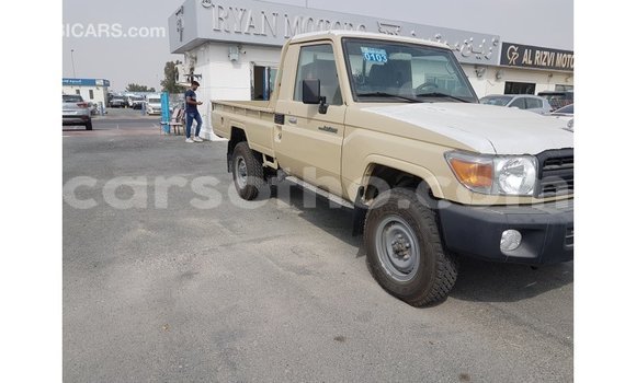 Sayi Imported Toyota Land Cruiser Beige Mota in Import - Dubai a Maseru Sayi Imported Toyota Land Cruiser Beige Mota in Import - Dubai a Maseru