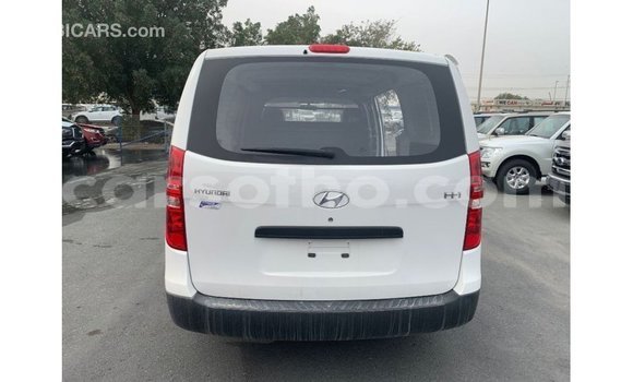 Acheter Import Voiture Hyundai Cargo Blanc à Import - Dubai, Maseru Acheter Import Voiture Hyundai Cargo Blanc à Import - Dubai, Maseru
