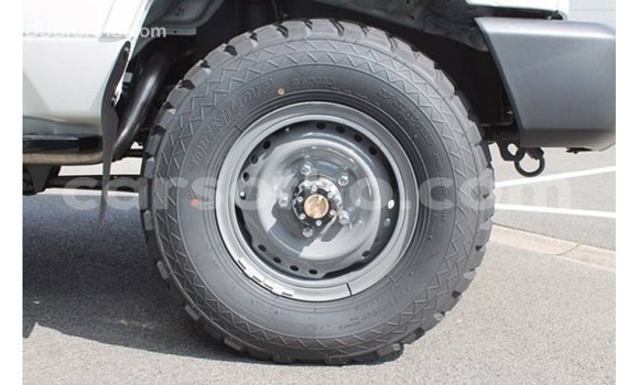 Acheter Import Voiture Toyota Land Cruiser Blanc à Import - Dubai, Maseru Acheter Import Voiture Toyota Land Cruiser Blanc à Import - Dubai, Maseru