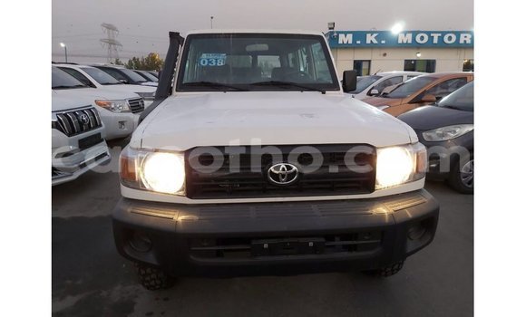Sayi Imported Toyota Land Cruiser White Mota in Import - Dubai a Maseru Sayi Imported Toyota Land Cruiser White Mota in Import - Dubai a Maseru