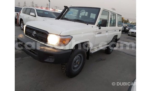 Sayi Imported Toyota Land Cruiser White Mota in Import - Dubai a Maseru Sayi Imported Toyota Land Cruiser White Mota in Import - Dubai a Maseru