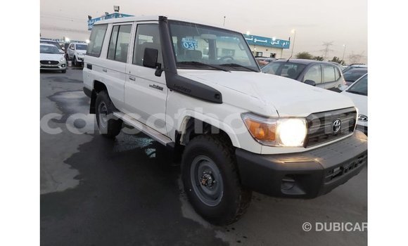 Sayi Imported Toyota Land Cruiser White Mota in Import - Dubai a Maseru Sayi Imported Toyota Land Cruiser White Mota in Import - Dubai a Maseru