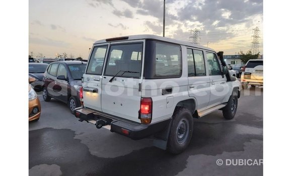 Sayi Imported Toyota Land Cruiser White Mota in Import - Dubai a Maseru Sayi Imported Toyota Land Cruiser White Mota in Import - Dubai a Maseru