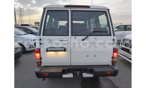 Sayi Imported Toyota Land Cruiser White Mota in Import - Dubai a Maseru Sayi Imported Toyota Land Cruiser White Mota in Import - Dubai a Maseru