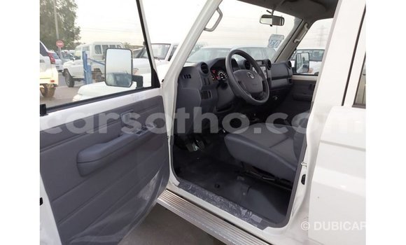 Sayi Imported Toyota Land Cruiser White Mota in Import - Dubai a Maseru Sayi Imported Toyota Land Cruiser White Mota in Import - Dubai a Maseru
