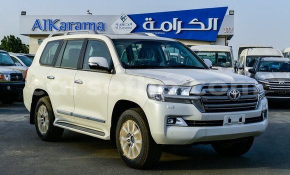 Sayi Imported Toyota Land Cruiser White Mota in Import - Dubai a Maseru Sayi Imported Toyota Land Cruiser White Mota in Import - Dubai a Maseru