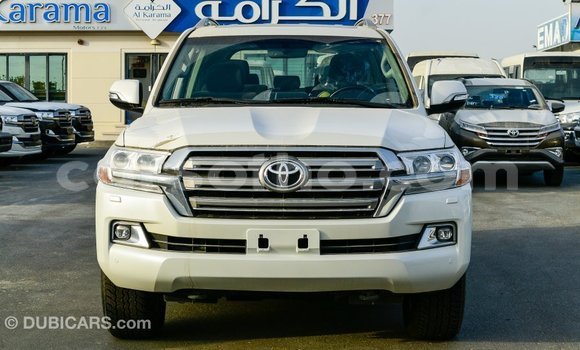 Sayi Imported Toyota Land Cruiser White Mota in Import - Dubai a Maseru Sayi Imported Toyota Land Cruiser White Mota in Import - Dubai a Maseru
