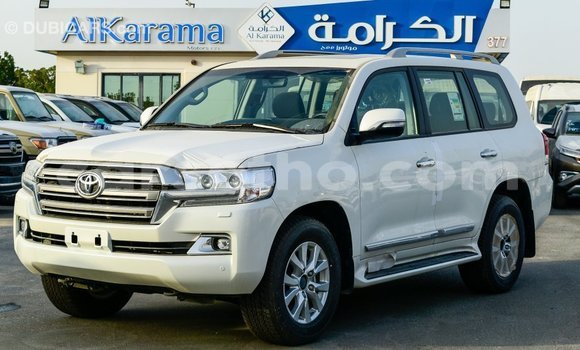 Sayi Imported Toyota Land Cruiser White Mota in Import - Dubai a Maseru Sayi Imported Toyota Land Cruiser White Mota in Import - Dubai a Maseru