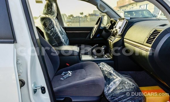 Sayi Imported Toyota Land Cruiser White Mota in Import - Dubai a Maseru Sayi Imported Toyota Land Cruiser White Mota in Import - Dubai a Maseru