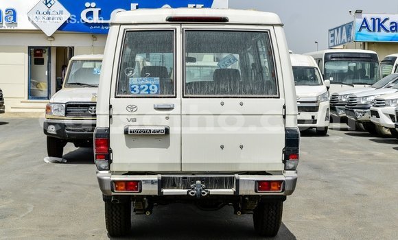Acheter Import Voiture Toyota Land Cruiser Blanc à Import - Dubai, Maseru Acheter Import Voiture Toyota Land Cruiser Blanc à Import - Dubai, Maseru