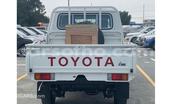 Sayi Imported Toyota Land Cruiser White Mota in Import - Dubai a Maseru Sayi Imported Toyota Land Cruiser White Mota in Import - Dubai a Maseru