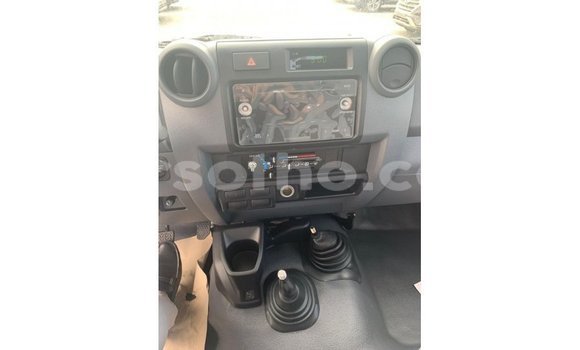 Sayi Imported Toyota Land Cruiser White Mota in Import - Dubai a Maseru Sayi Imported Toyota Land Cruiser White Mota in Import - Dubai a Maseru