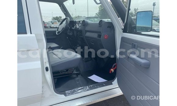 Sayi Imported Toyota Land Cruiser White Mota in Import - Dubai a Maseru Sayi Imported Toyota Land Cruiser White Mota in Import - Dubai a Maseru