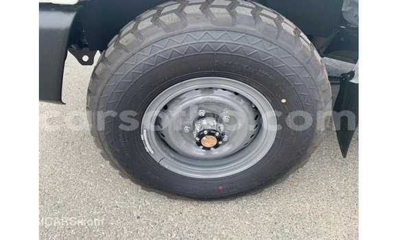 Sayi Imported Toyota Land Cruiser White Mota in Import - Dubai a Maseru Sayi Imported Toyota Land Cruiser White Mota in Import - Dubai a Maseru