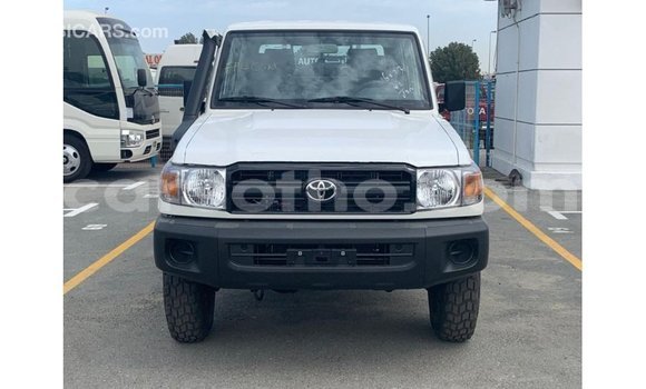 Sayi Imported Toyota Land Cruiser White Mota in Import - Dubai a Maseru Sayi Imported Toyota Land Cruiser White Mota in Import - Dubai a Maseru