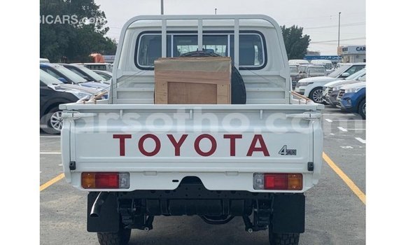 Sayi Imported Toyota Land Cruiser White Mota in Import - Dubai a Maseru Sayi Imported Toyota Land Cruiser White Mota in Import - Dubai a Maseru