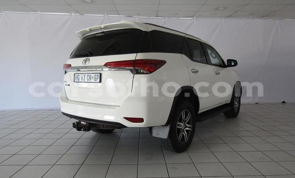 Acheter Occasion Voiture Toyota Fortuner Blanc à Maseru, Maseru Acheter Occasion Voiture Toyota Fortuner Blanc à Maseru, Maseru