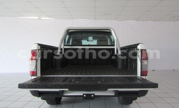 Sayi Na hannu Nissan NP 300 White Mota in Maseru a Maseru Sayi Na hannu Nissan NP 300 White Mota in Maseru a Maseru