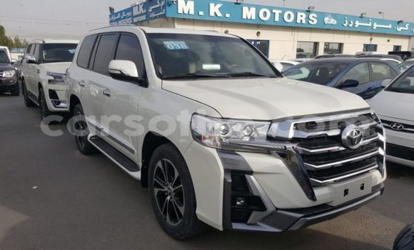 Sayi Imported Toyota Land Cruiser White Mota in Import - Dubai a Maseru Sayi Imported Toyota Land Cruiser White Mota in Import - Dubai a Maseru
