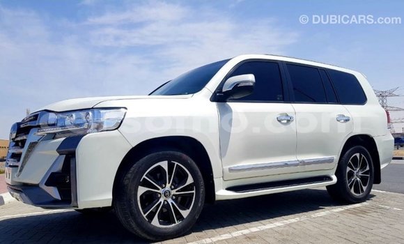 Sayi Imported Toyota Land Cruiser White Mota in Import - Dubai a Maseru Sayi Imported Toyota Land Cruiser White Mota in Import - Dubai a Maseru