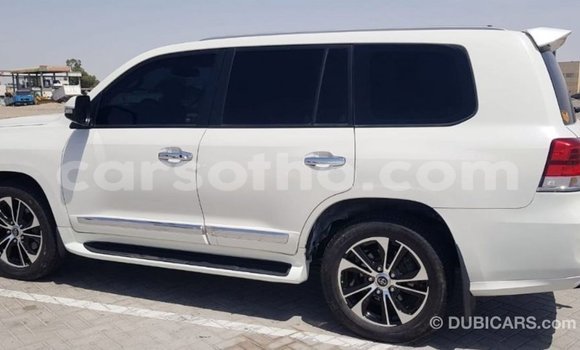 Sayi Imported Toyota Land Cruiser White Mota in Import - Dubai a Maseru Sayi Imported Toyota Land Cruiser White Mota in Import - Dubai a Maseru