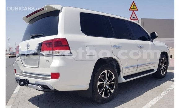 Sayi Imported Toyota Land Cruiser White Mota in Import - Dubai a Maseru Sayi Imported Toyota Land Cruiser White Mota in Import - Dubai a Maseru
